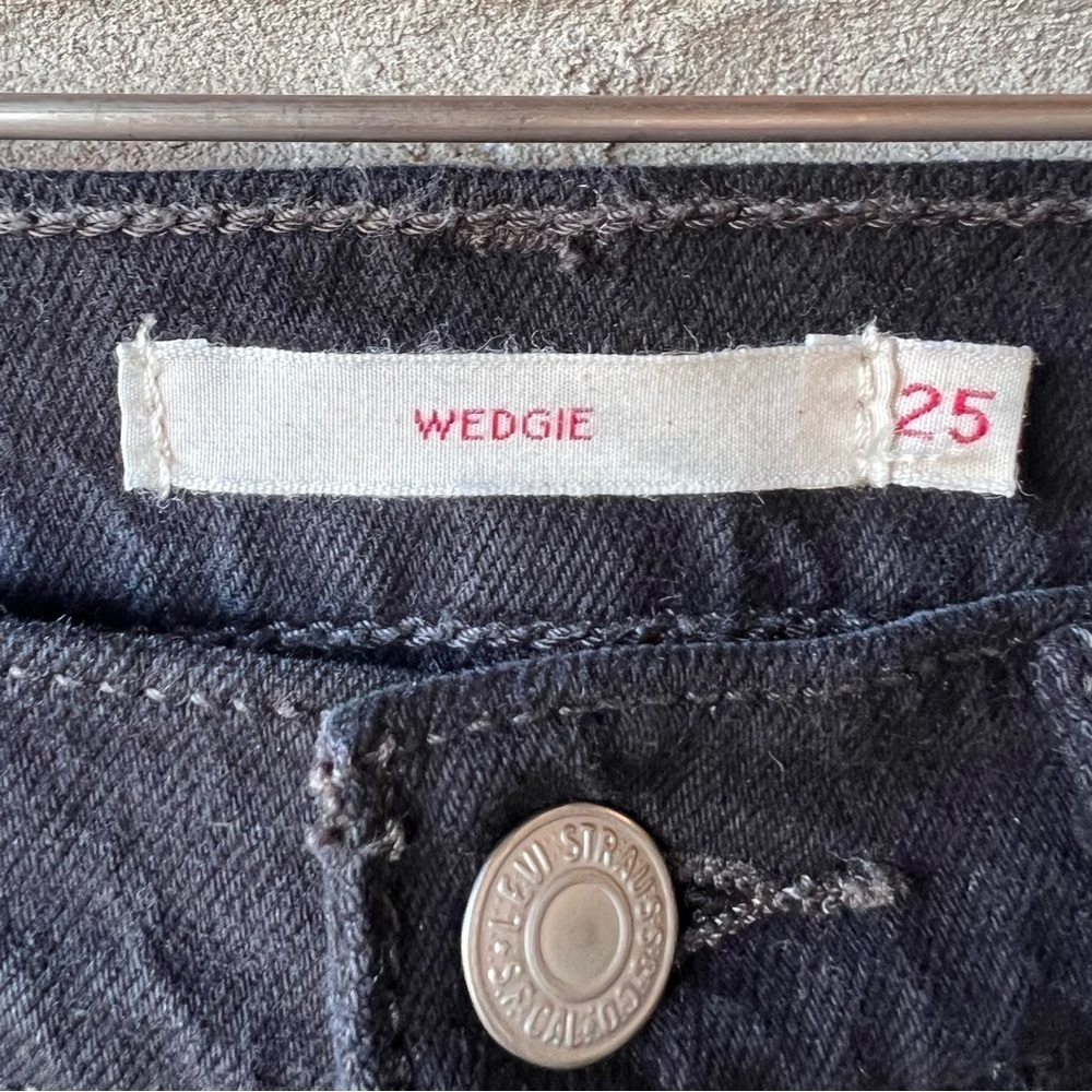LEVI’S Wedgie Skinny Jeans Black Distressed High Rise Raw Hem 25 - Picture 4 of 16